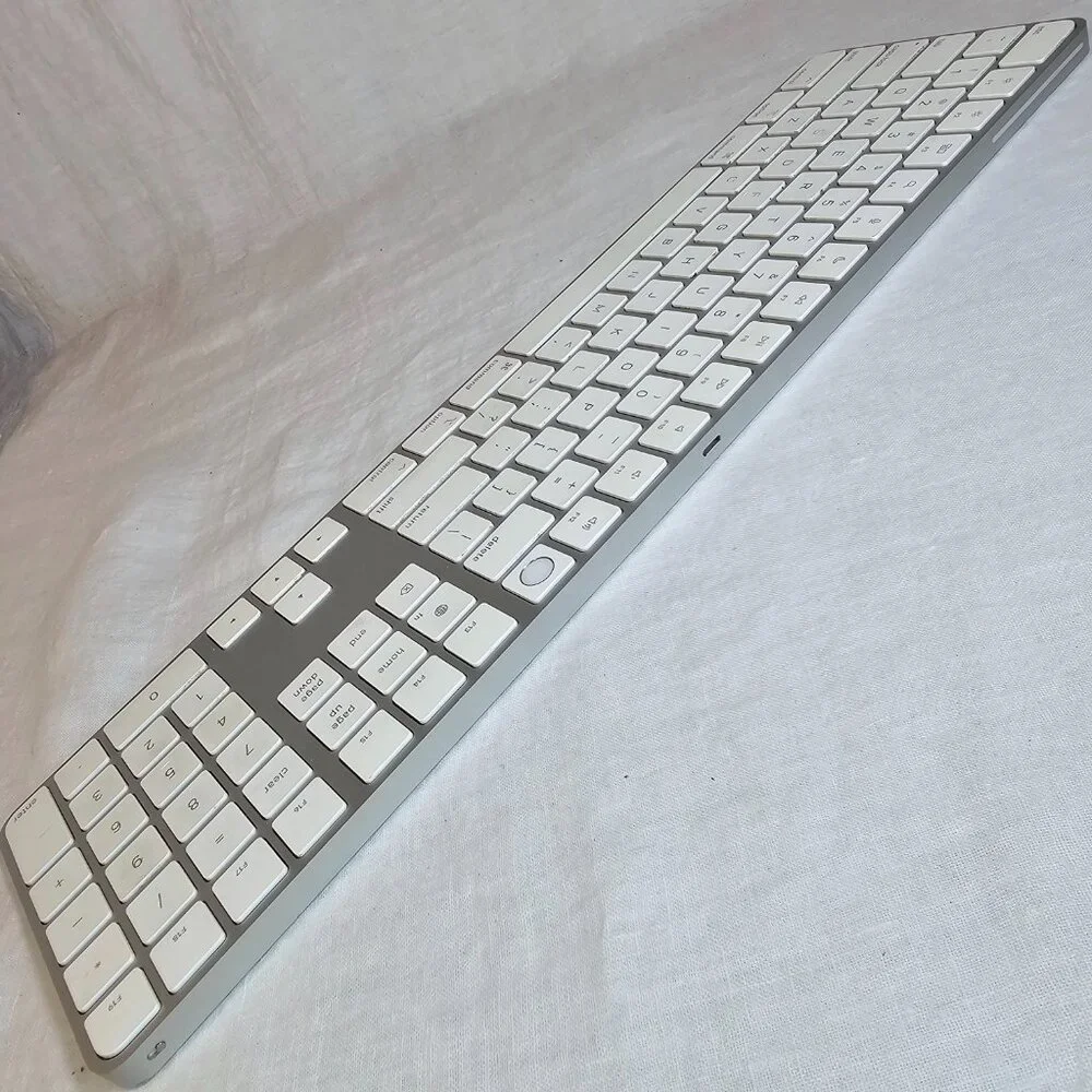 A2520 Apple Magic Bluetooth Wireless Keyboard w Touch ID & Numeric Pad